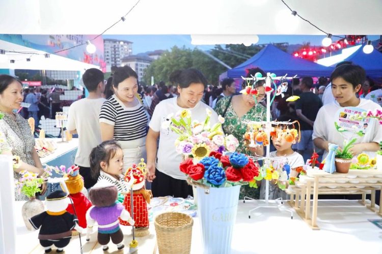 重庆梁平：非遗文创品助力“夜经济”