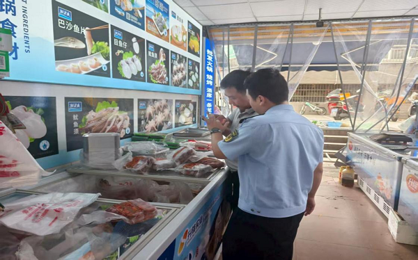 重庆市大足区龙岗街道市场监管所“三招”守护夏日冷冻食品安全_fororder_mmexport1754995680324