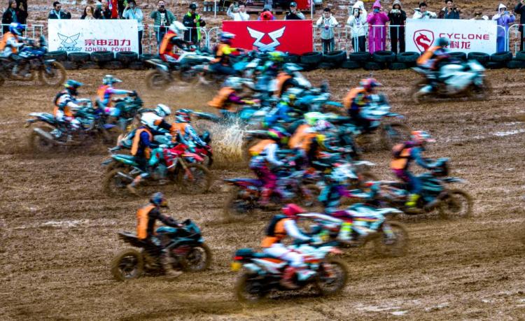 重庆巴南：“宗申杯”摩托越野耐力挑战赛开赛