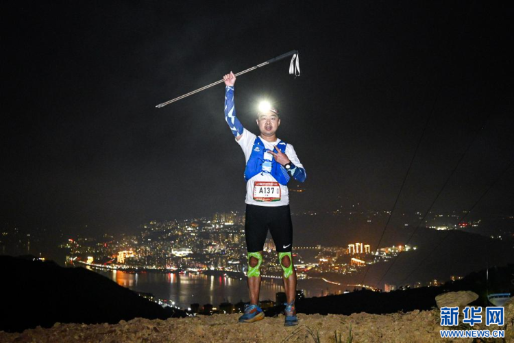 重庆巫山：越野赛选手踏千阶红叶竞逐云端