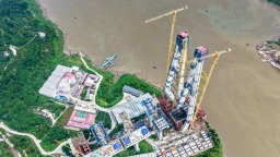 渝万高铁石沱长江大桥首个主塔封顶