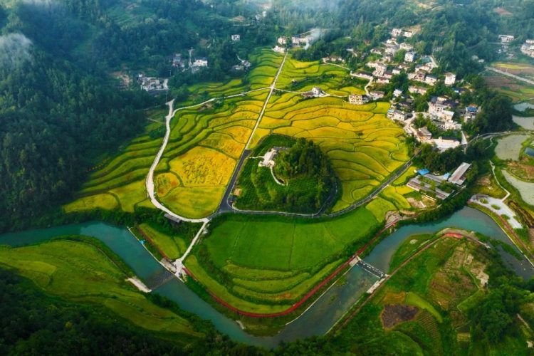 重庆黔江：水美乡村秋色浓