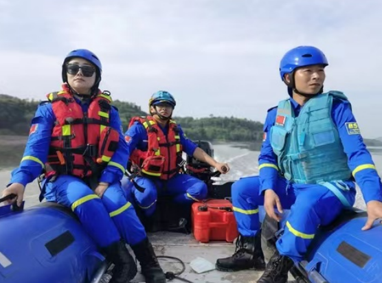 从“橄榄绿”到“蓝天蓝” 重庆民警李俊的多面人生_fororder_微信图片_20250724155959