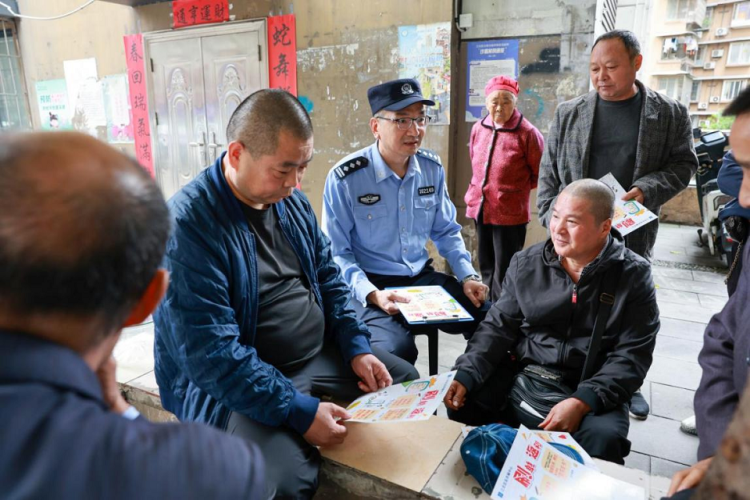 重庆市江北区民警彭振海：警暖桑榆 织就社区“银龄”守护网_fororder_mmexport1761204351874