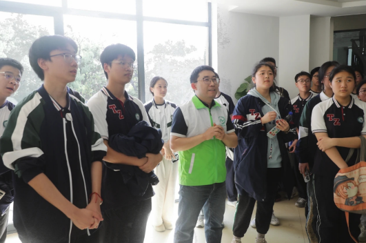 重庆九龙坡：铁路中学师生探秘环境监测站 沉浸式体验激发环保热情_fororder_微信图片_20250421153249