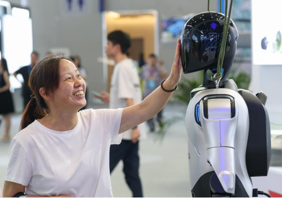 重庆：人形机器人智博会上受热捧_fororder_mmexport1757381040431