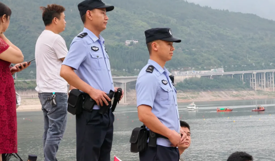 重庆巫山：龙舟竞渡 “警”力相伴_fororder_微信图片_20250612155755