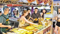 留学生“打卡”重庆美食