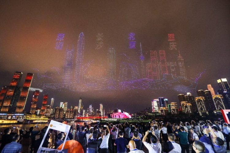 “新韵重庆”大国工匠专场灯光秀震撼上演