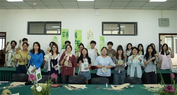 重庆理工大学举办端午诗会 中外师生同上“知华爱华”实践课_fororder_图片1