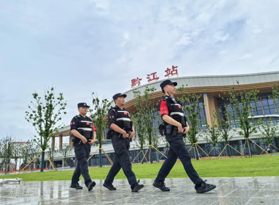 护航“高铁时代” 重庆黔江公安在行动_fororder_微信图片_20250626162923