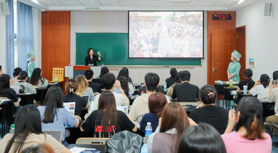 重庆大学近60位国际学生参与“向世界讲述重庆”活动 赴石柱感知土家文化_fororder_微信图片_20250708135353
