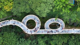 重庆渝中：半山崖线鹅岭栈桥开放首日人气爆棚