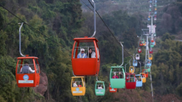 重庆涪陵：热度不减 市民与游客“乘坐索道上春山”