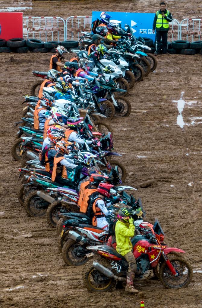 重庆巴南：“宗申杯”摩托越野耐力挑战赛开赛