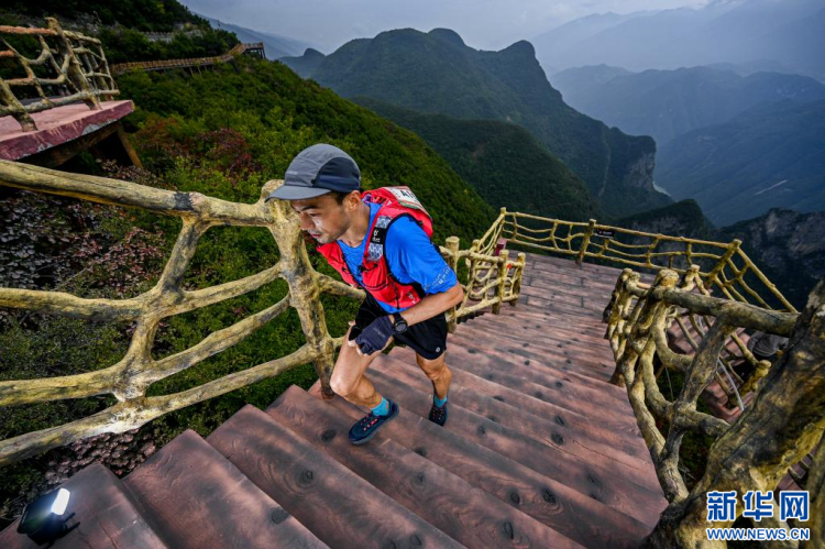 重庆巫山：越野赛选手踏千阶红叶竞逐云端