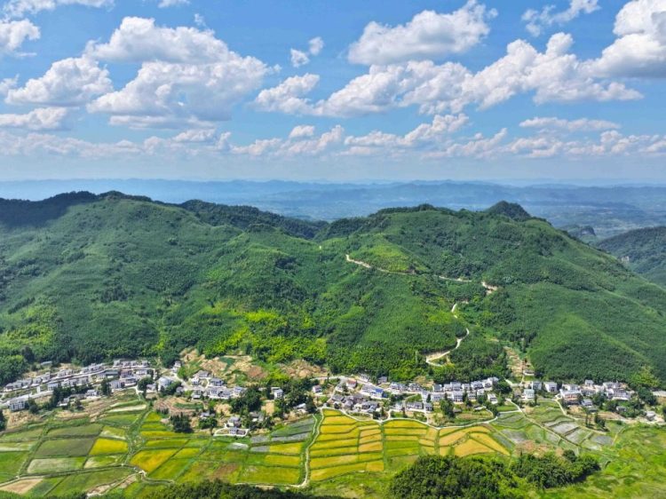 重庆梁平：高山乡镇秋色美
