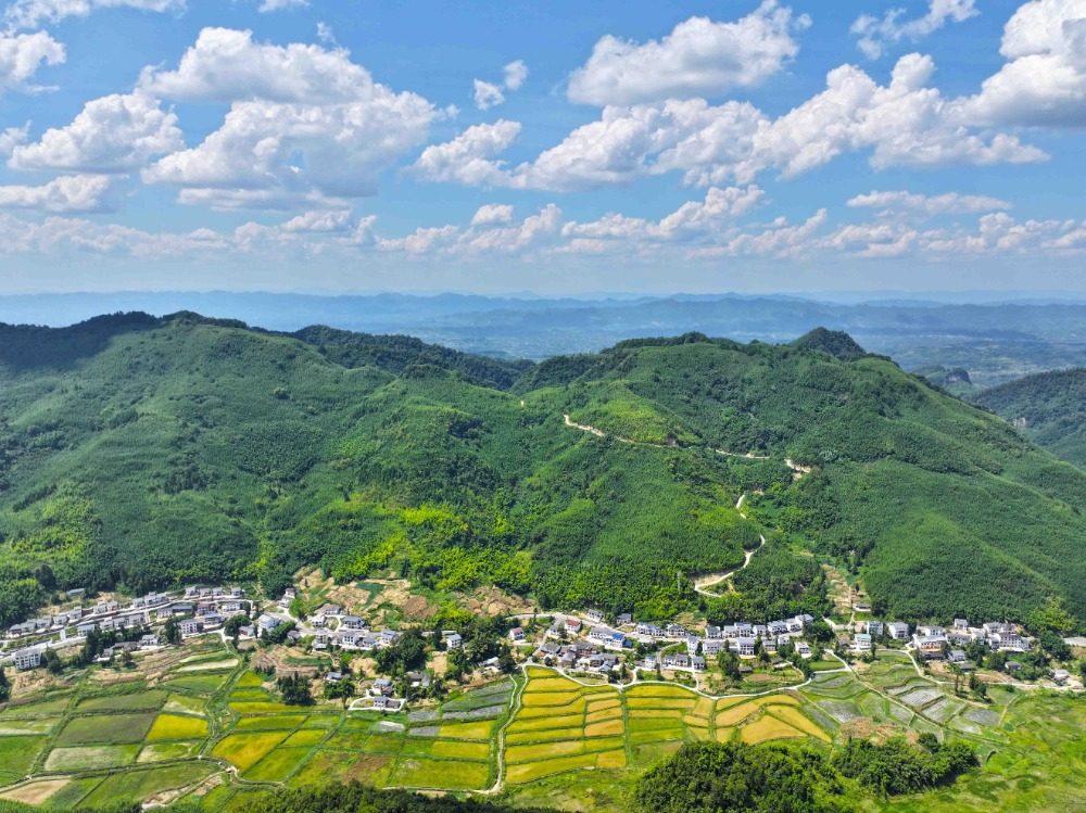 重庆梁平：高山乡镇秋色美
