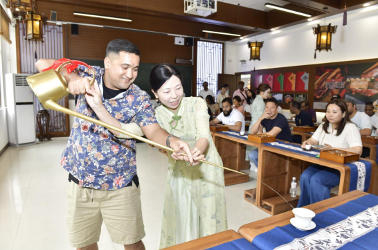 北大“东方奖学金”研修班学员走进重庆电子科技职业大学 点赞中国职教_fororder_微信图片_20250516105945