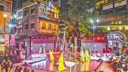 2026重庆国潮时装周启幕 山城梯坎变T台