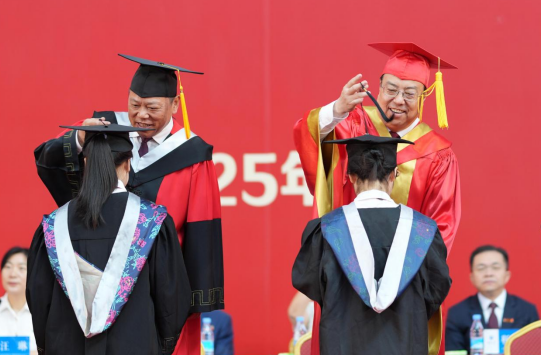 西南大学举行2025届本科生毕业典礼暨学位授予仪式_fororder_微信图片_20250626171058