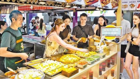 留学生“打卡”重庆美食