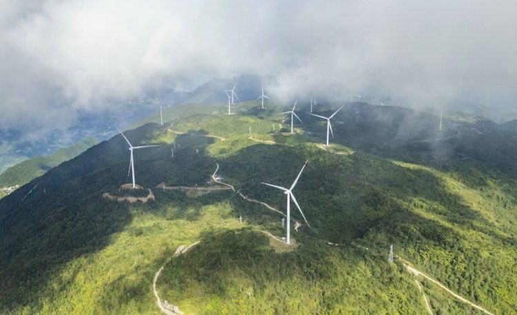 重庆巫山：三峡风电群绘就唯美生态画卷