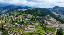 重庆黔江：矿山修复兴产业 山村初夏美如画