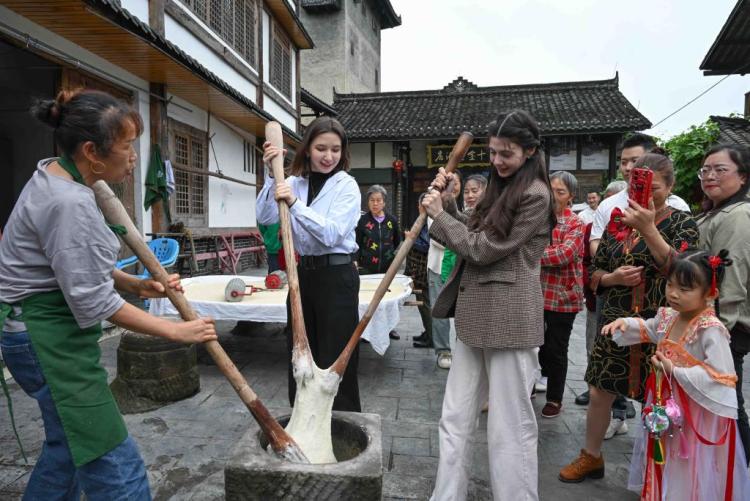 外国留学生在重庆体验端午民俗