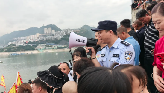 重庆巫山：龙舟竞渡 “警”力相伴_fororder_微信图片_20250612155758