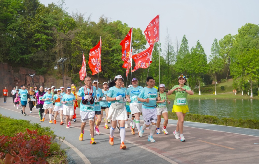 2025重庆大足龙水湖半程马拉松鸣枪开跑