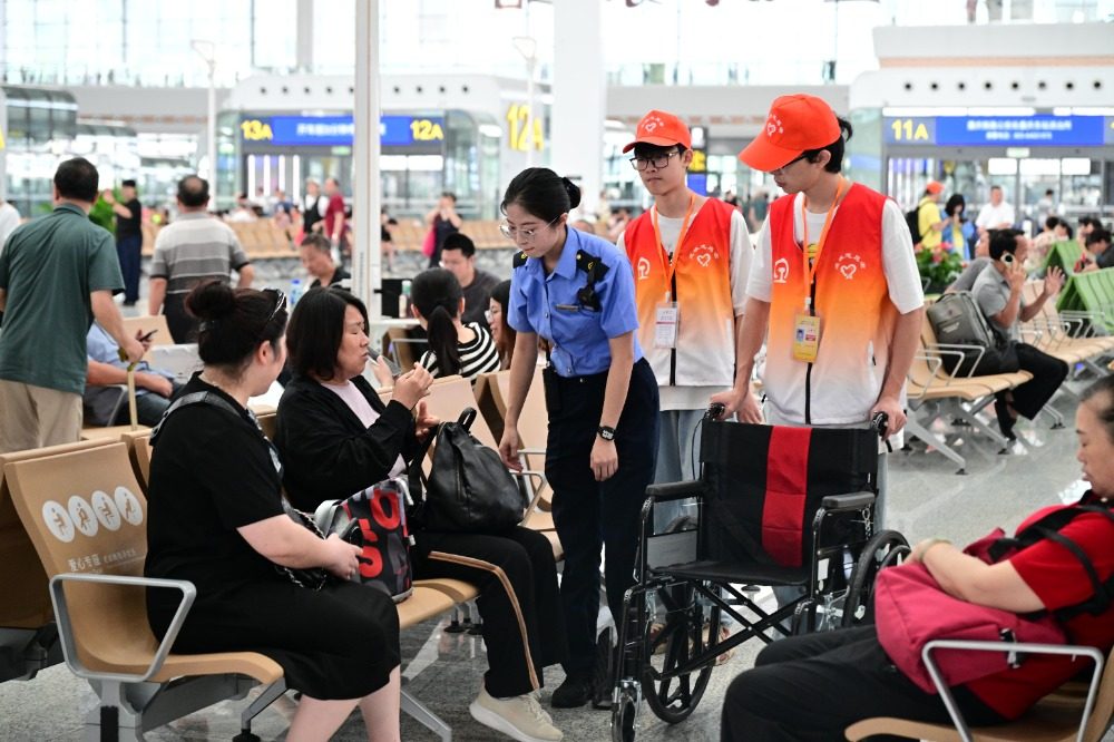 图片新闻｜重庆东站首迎“暑运”