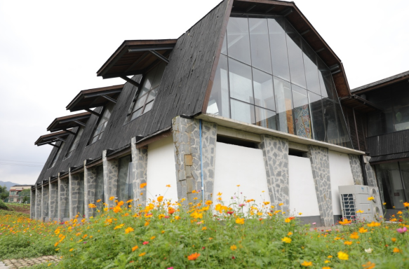 青春红岩｜“空心村”蝶变“网红村” 重庆璧山将军村：电力“红马甲”点亮乡村振兴路_fororder_微信图片_20251103153839