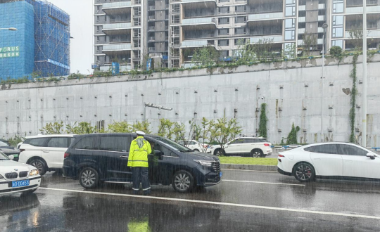 突降暴雨 重庆两江公安民警无惧风雨疏堵保畅护平安_fororder_微信图片_20250709150114