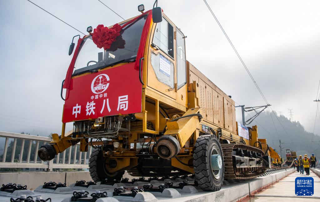 渝廈高鐵重慶東至黔江段進入鋪軌階段