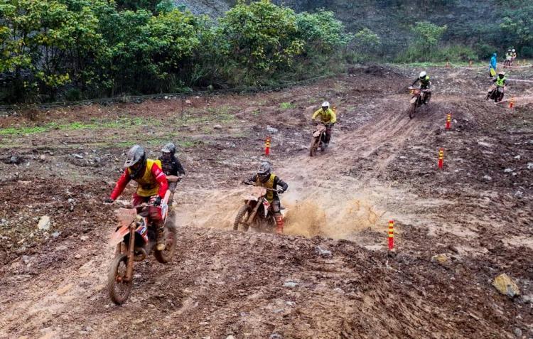 重庆巴南：“宗申杯”摩托越野耐力挑战赛开赛