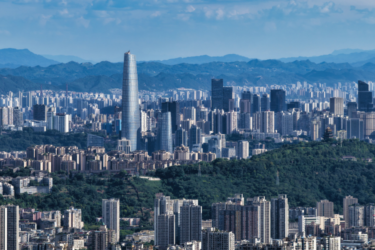 定格美丽重庆：蓝天白云映山城