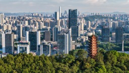 定格美丽重庆：蓝天白云映山城