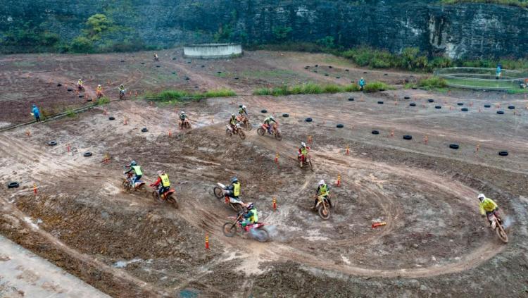 重庆巴南：“宗申杯”摩托越野耐力挑战赛开赛