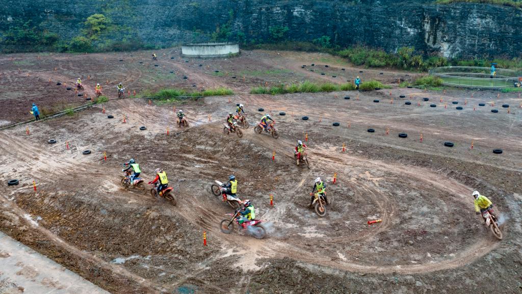 重庆巴南：“宗申杯”摩托越野耐力挑战赛开赛
