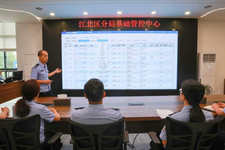 重庆江北民警方小芳：给社区警务装上“数字引擎”_fororder_图片2