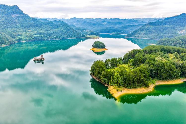 重庆黔江：小南海湿地自然保护区秋景如画