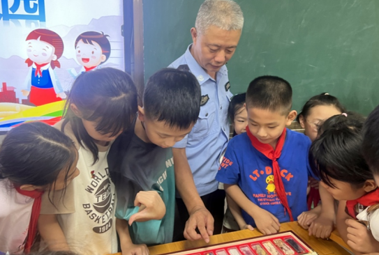 重庆长寿警方开启“警”彩开学季 法治护成长开学第一课_fororder_微信图片_20250909143309