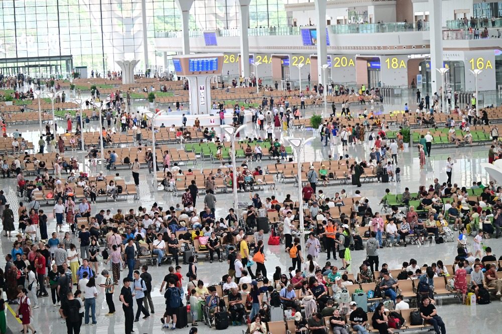 图片新闻｜重庆东站首迎“暑运”