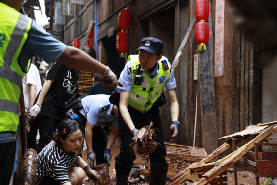 暴雨来袭 重庆江津警方筑牢防汛“安全堤”_fororder_微信图片_20250711140442