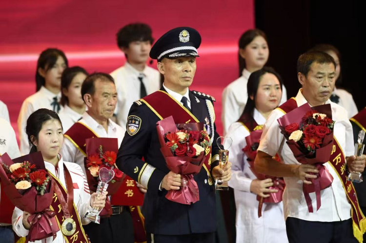 三十载破千案 重庆民警詹一奎当选第六届感动万州人物_fororder_mmexport1757484617734