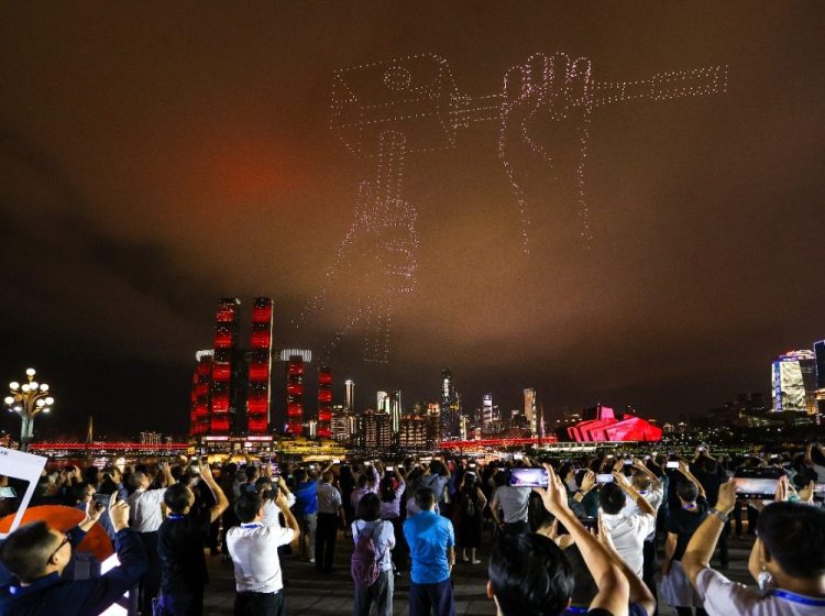 “新韵重庆”大国工匠专场灯光秀震撼上演