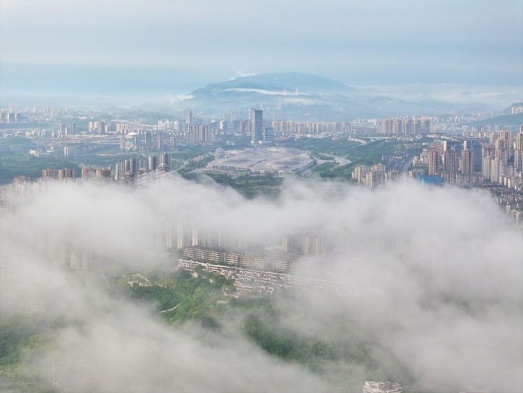自然造奇观 雨后山城美如画