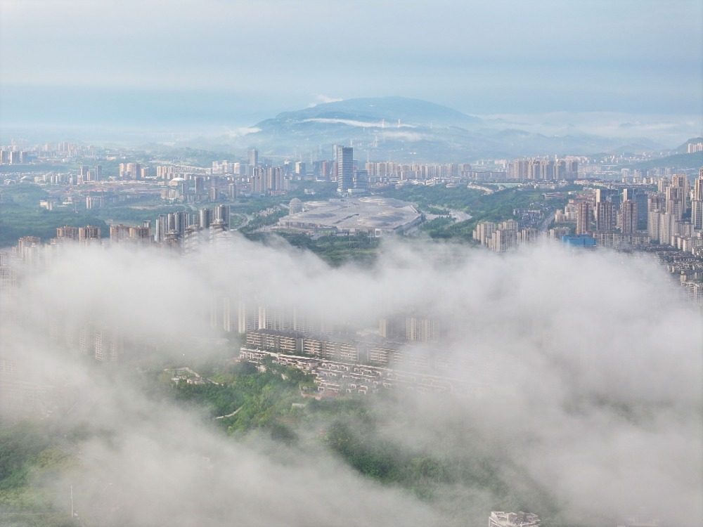 自然造奇观 雨后山城美如画