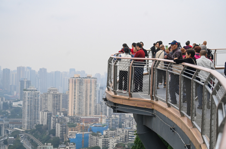 重庆渝中：半山崖线鹅岭栈桥开放首日人气爆棚